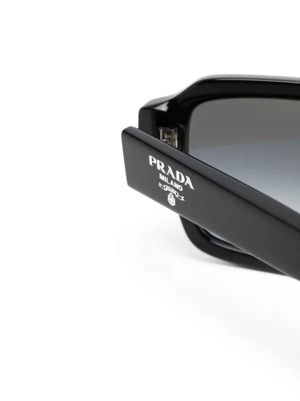 Prada Eyewear スクエアフレーム サングラス | ブラック | FARFETCH JP