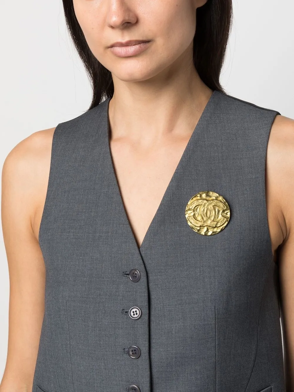 CHANEL Pre-Owned logo hammered-effect brooch | Image 2