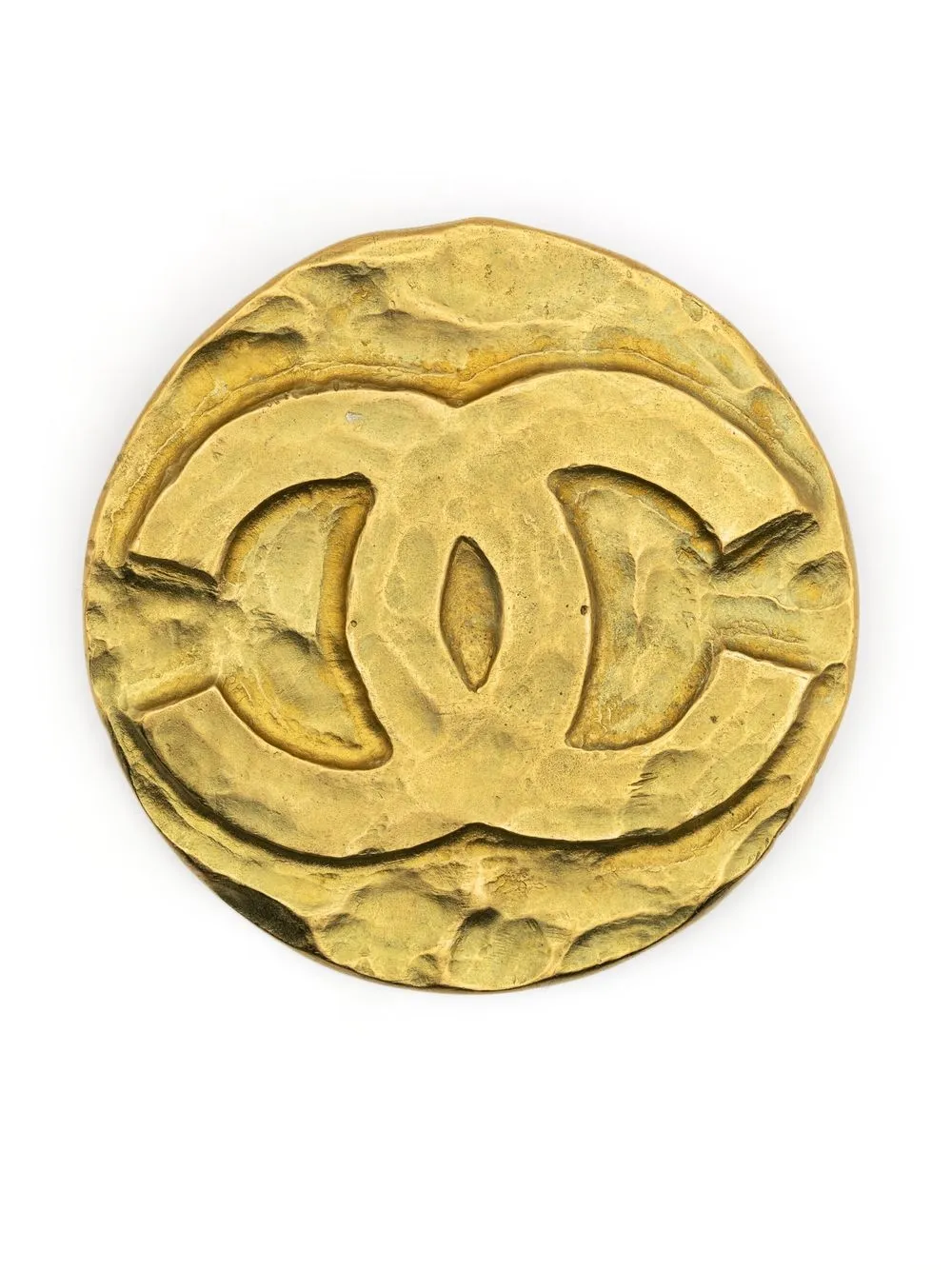 CHANEL Pre-Owned logo hammered-effect brooch | Gold | Image 1