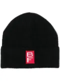 BY FAR logo patch beanie - Black