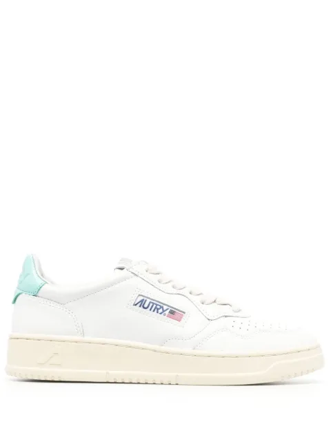 Autry tenis con agujetas y parche del logo