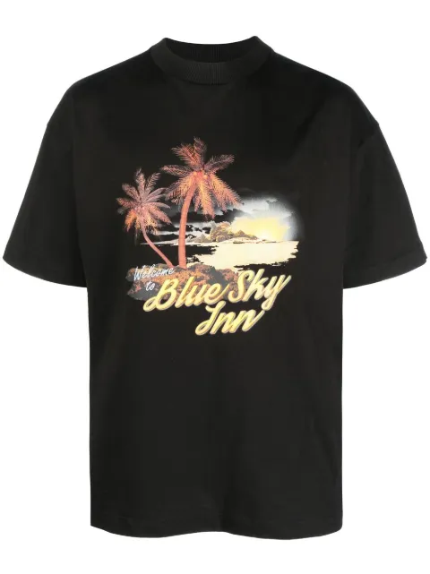 BLUE SKY INN playera con logo gráfico estampado