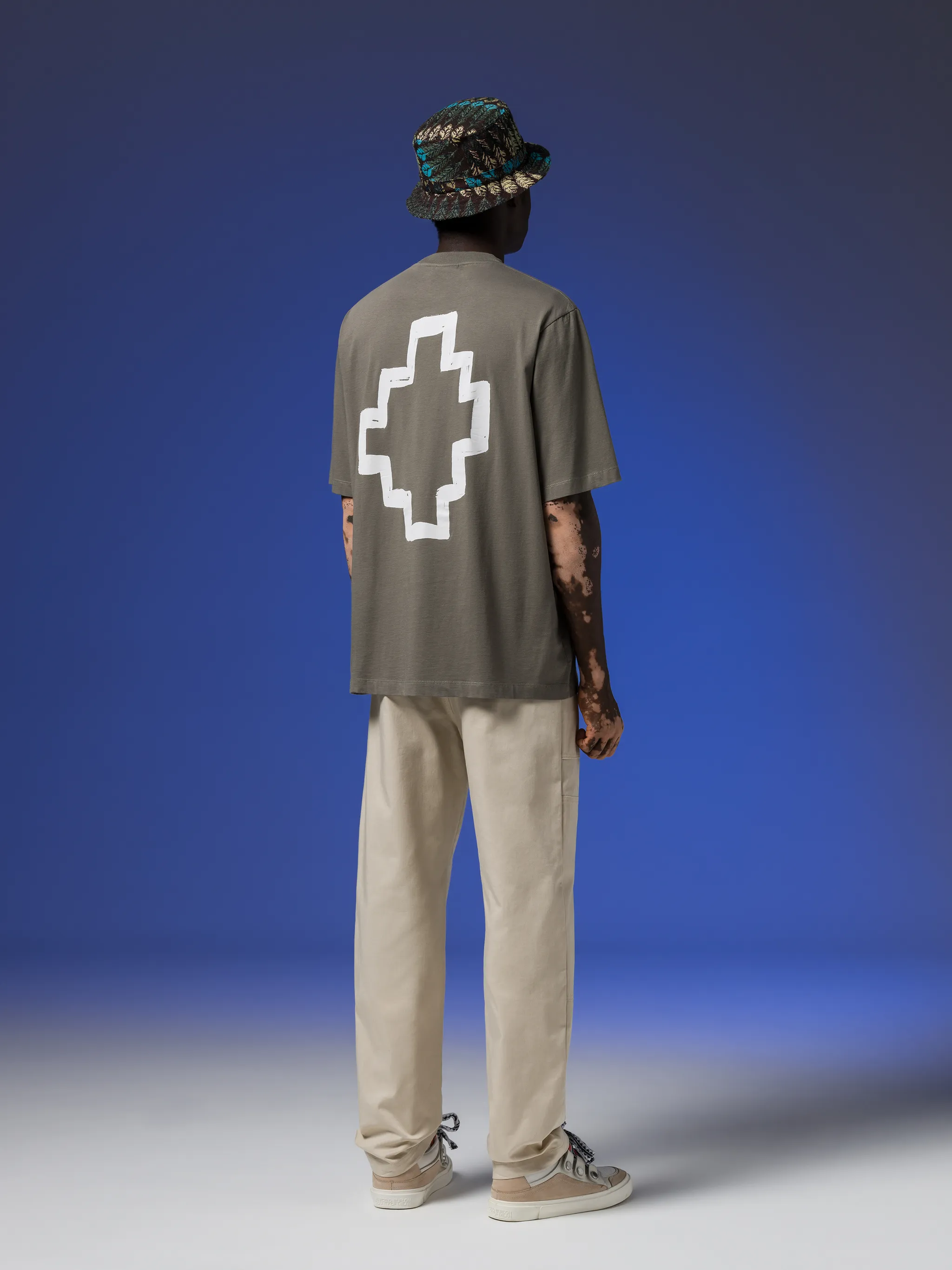Tempera logo-print T-shirt from Marcelo Burlon County of Milan featuring olive green, cloud white, stretch organic cotton, logo print at the chest, logo print to the rear, crew neck, short sleeves and straight hem. Conscious: This item is made from at least 50% organic materials.