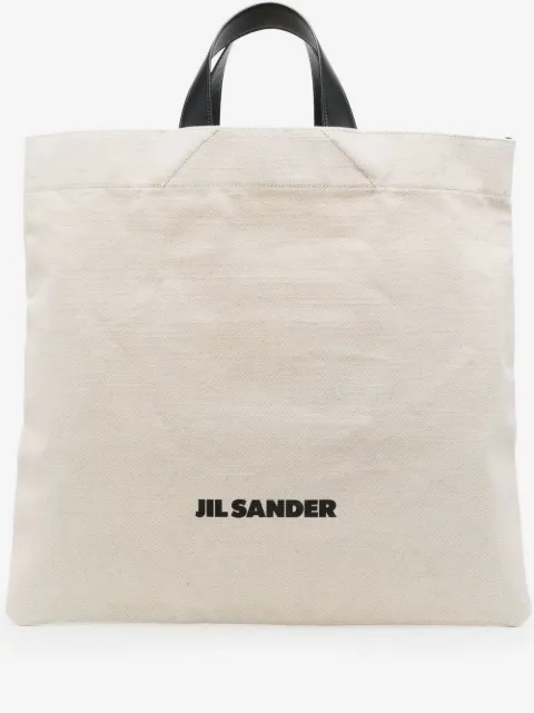 Jil Sander شنطة عملية بطبعة شعار الماركة 