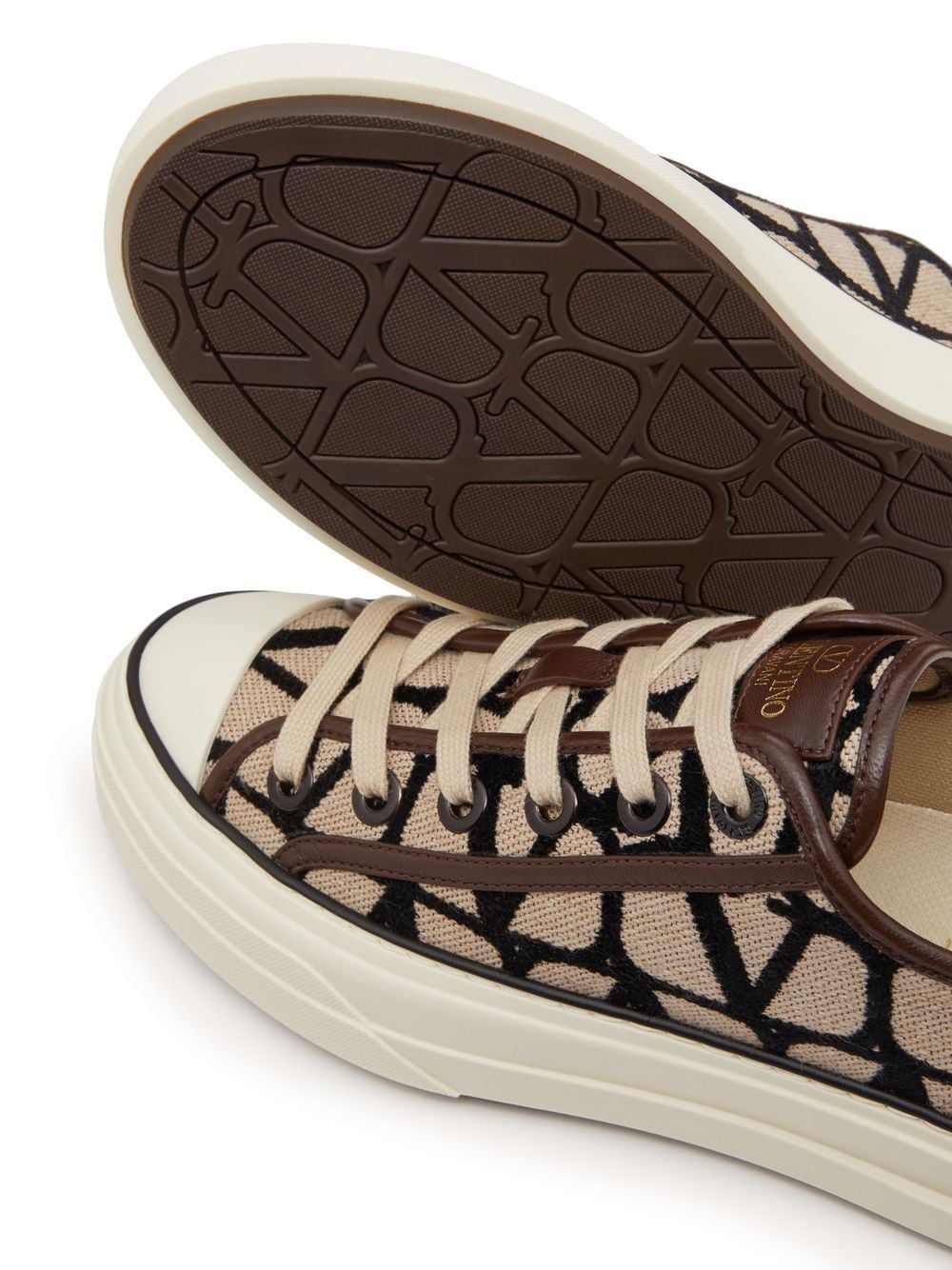 Shop Valentino Toile Iconographe-print Low-top Sneakers In Neutrals