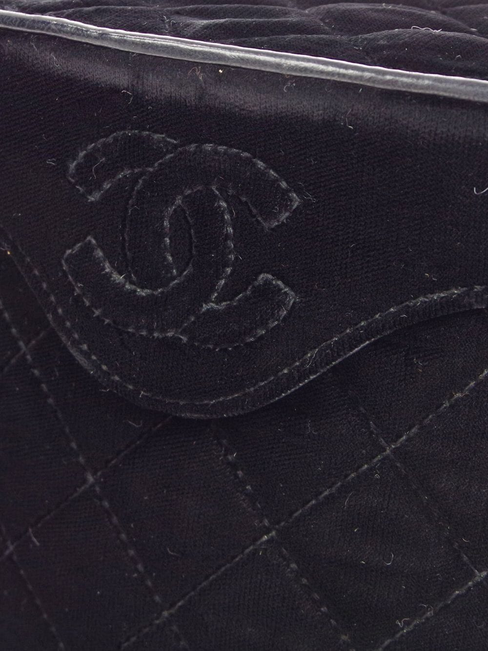 Pre-owned Chanel Binocular 丝绒斜挎包（1990年典藏款） In Black