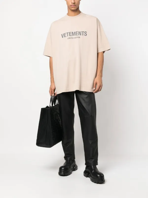 最も VETEMENTS ロゴTEE Tシャツ/カットソー(半袖/袖なし