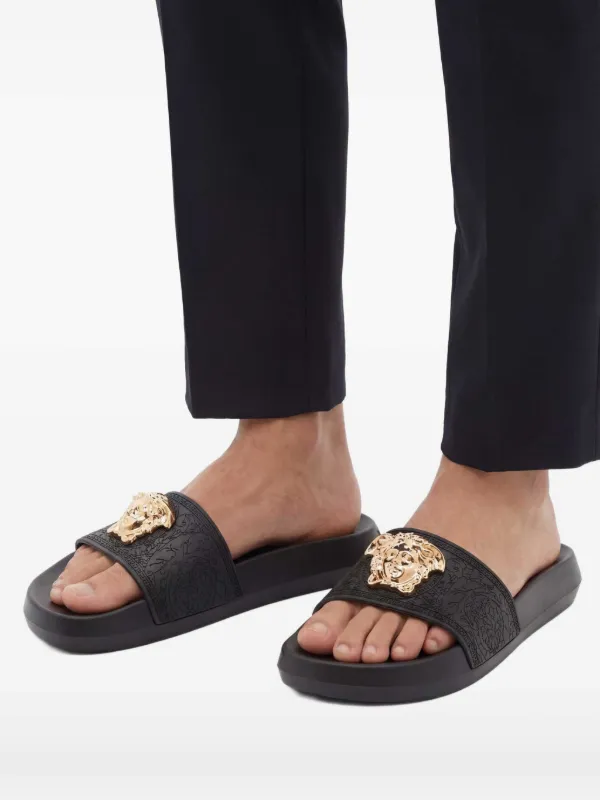VERSACE メデューサ サンダル medusa Versace Palazzo Medusa-plaque Slides | Black | FARFETCH