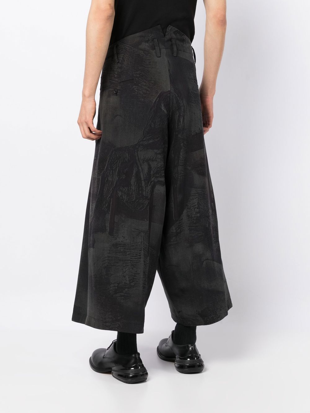 Shop Yohji Yamamoto Cropped Wide-leg Trousers In Schwarz