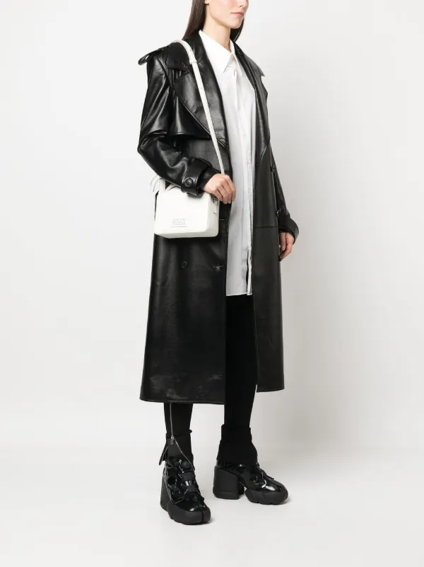 MAISON MARGIELA ★ ロゴ レザー ショルダーバッグ / ホワイト Maison Margiela ロゴ ショルダーバッグ | ホワイト | FARFETCH JP