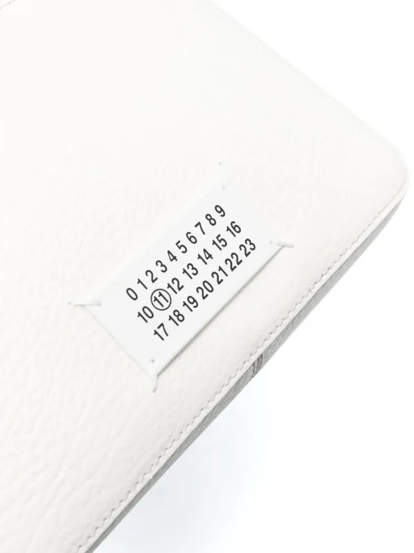 MAISON MARGIELA ★ ロゴ レザー ショルダーバッグ / ホワイト Maison Margiela ロゴ ショルダーバッグ | ホワイト | FARFETCH JP
