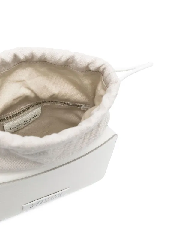 MAISON MARGIELA ★ ロゴ レザー ショルダーバッグ / ホワイト Maison Margiela ロゴ ショルダーバッグ | ホワイト | FARFETCH JP