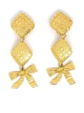 CHANEL Pre-Owned 1990-2000 waffle texture bow dangle clip-on earrings - Gold