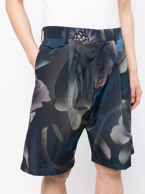 アブストラクトとハーフパンツ