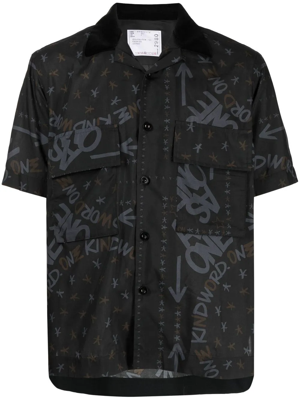 

sacai camisa manga corta con eslogan estampado - Negro