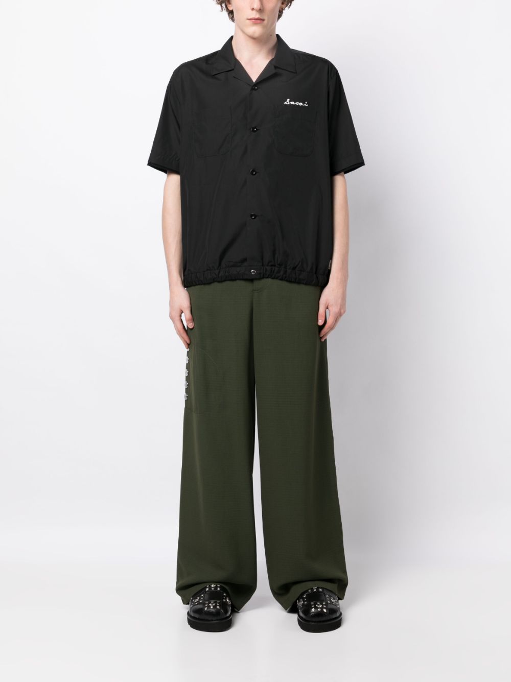 sacai logo-embroidered short-sleeved shirt - Zwart