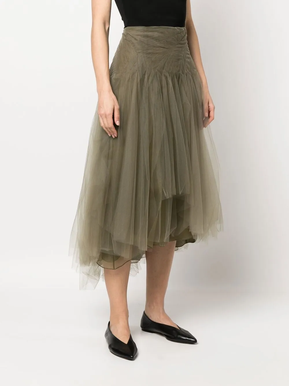 Asymmetric tulle skirt outlet
