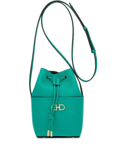 Ferragamo bolsa bucket con placa del logo