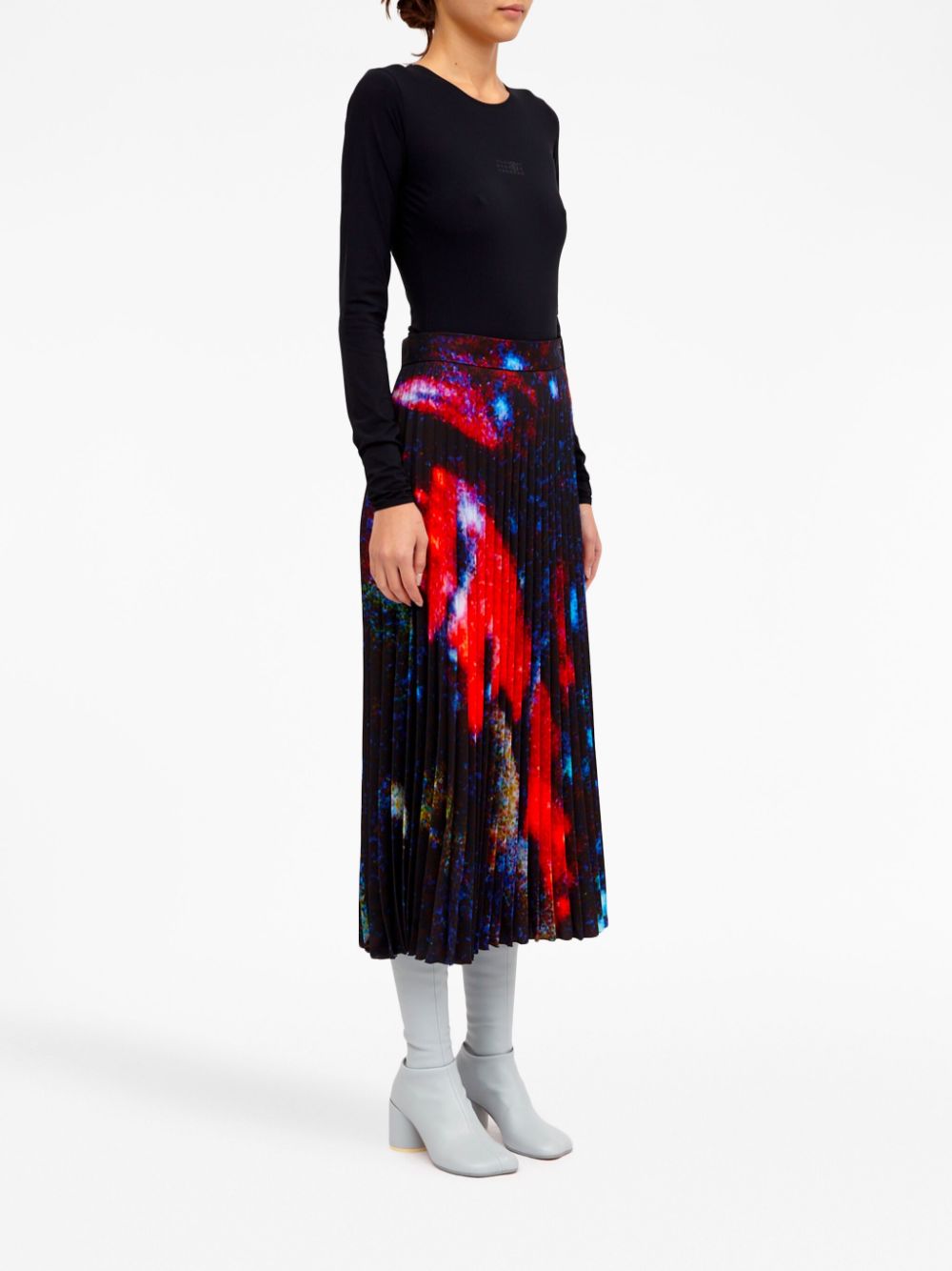 Shop Mm6 Maison Margiela Abstract-print Pleated Skirt In Black
