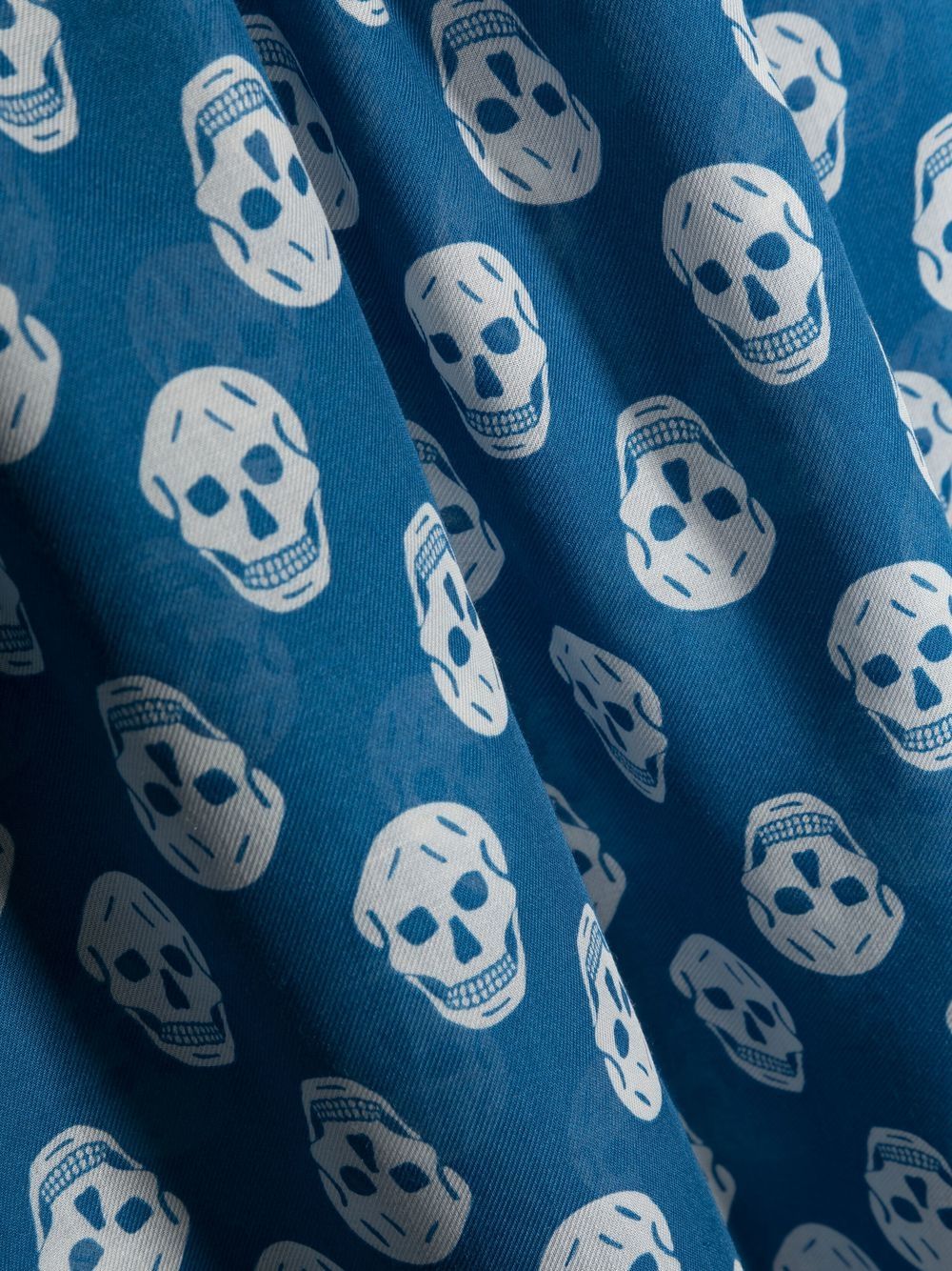 Shop Alexander Mcqueen All-over Skull-print Scarf In Blau