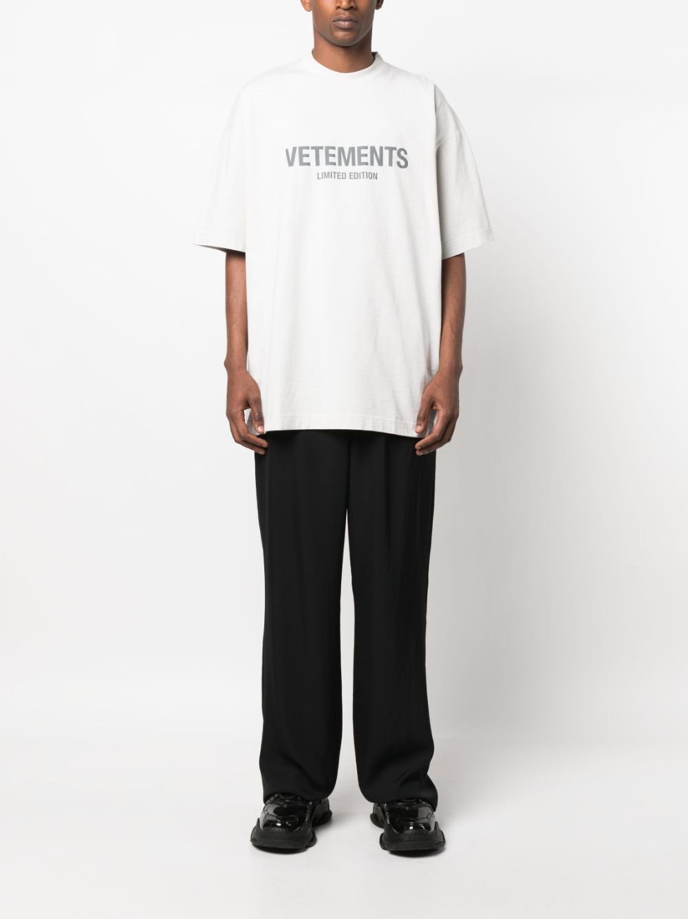 VETEMENTS logo-print T-shirt - Grijs