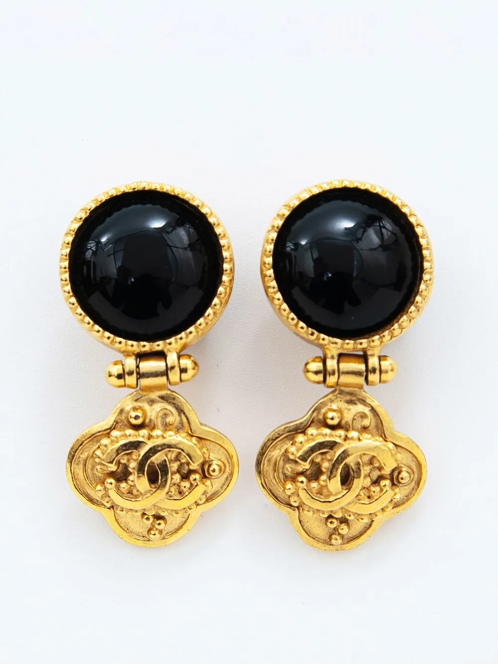 

CHANEL Pre-Owned 1996-1997 Onyx CC dangle clip-on earrings - Gold