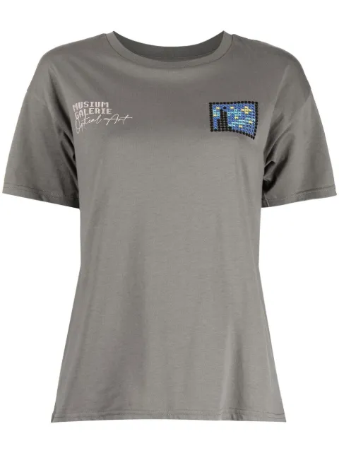 Musium Div. playera con bordado gráfico