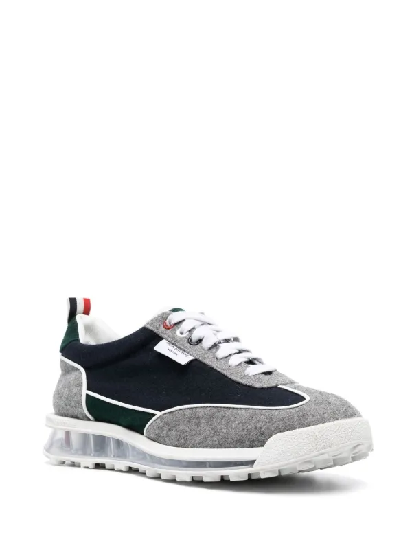 【関税込み】Thom Browne カーキ Alumni スニーカー Thom Browne Alumni Suede Sneakers | Black | FARFETCH