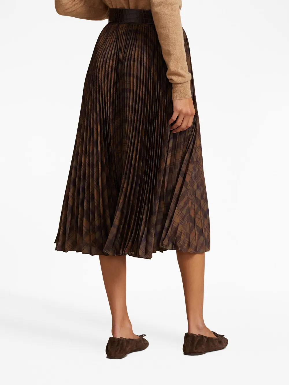 Metallic pleated skirt outlet 80