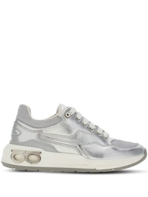 Ferragamo tenis con detalle metálico