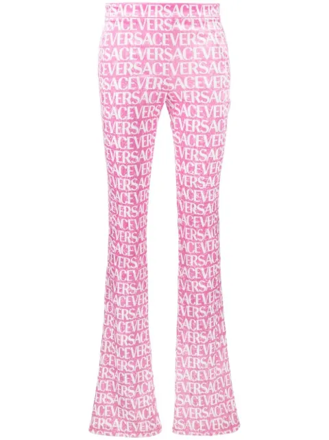 Versace pantalones acampanados con logo estampado