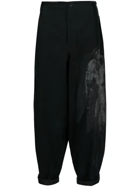 Yohji Yamamoto pantalones drop crotch con estampado gráfico 