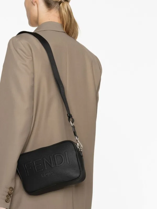 FENDI ロゴエンボス レザーバッグ | ブラック | FARFETCH JP