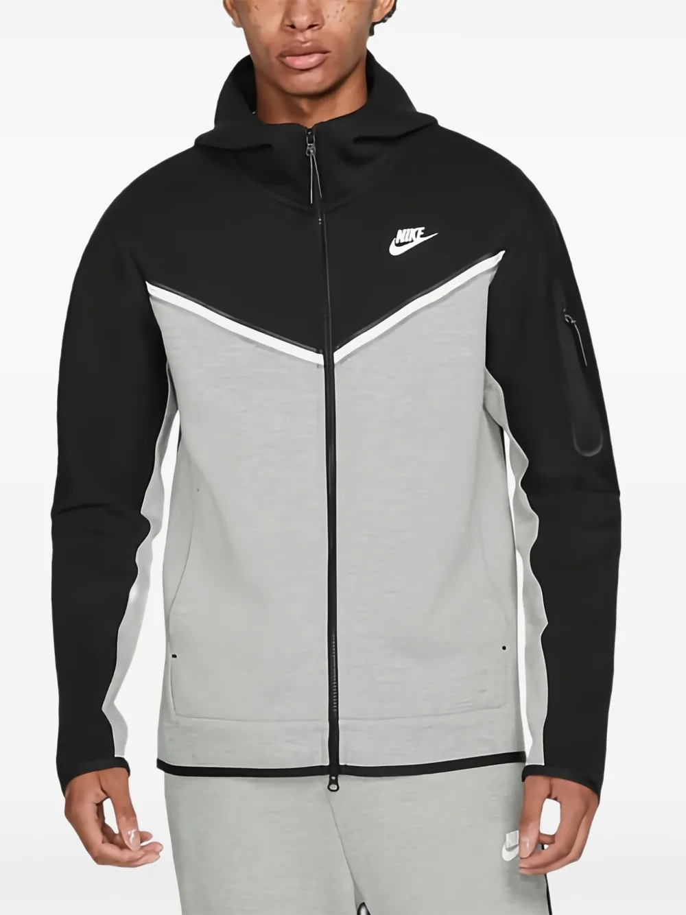Nike シェブロンパネル パーカー - グレー Nike シェブロンパネル パーカー - グレー