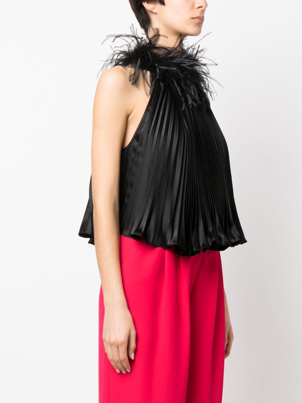 Shop Styland Feathered-collar Pleated Top In Schwarz