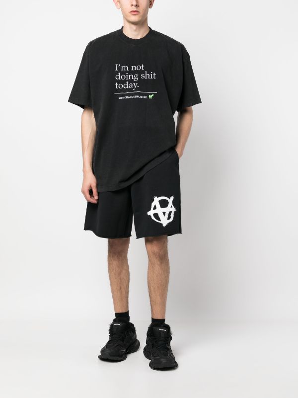 VETEMENTS logo-print knee-length Shorts - Farfetch