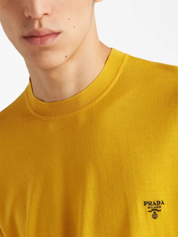 Camiseta prada premium top lisa símbolo dourado em Promoção na Americanas