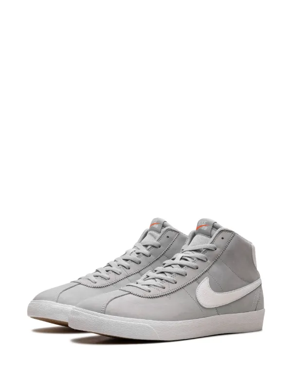 Nike store bruin grey