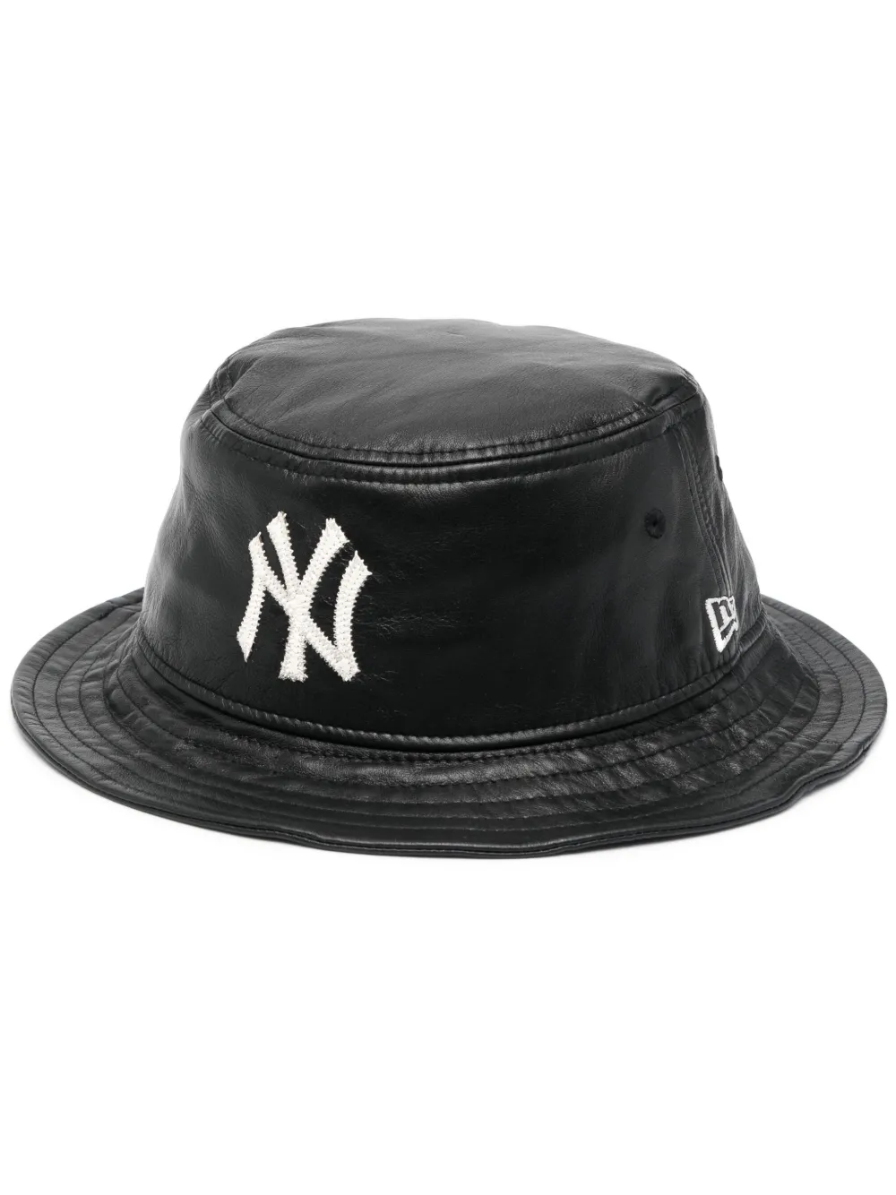 NEW ERA CAP ロゴ レザーバケットハット - ブラック NEW ERA CAP ロゴ レザーバケットハット - ブラック