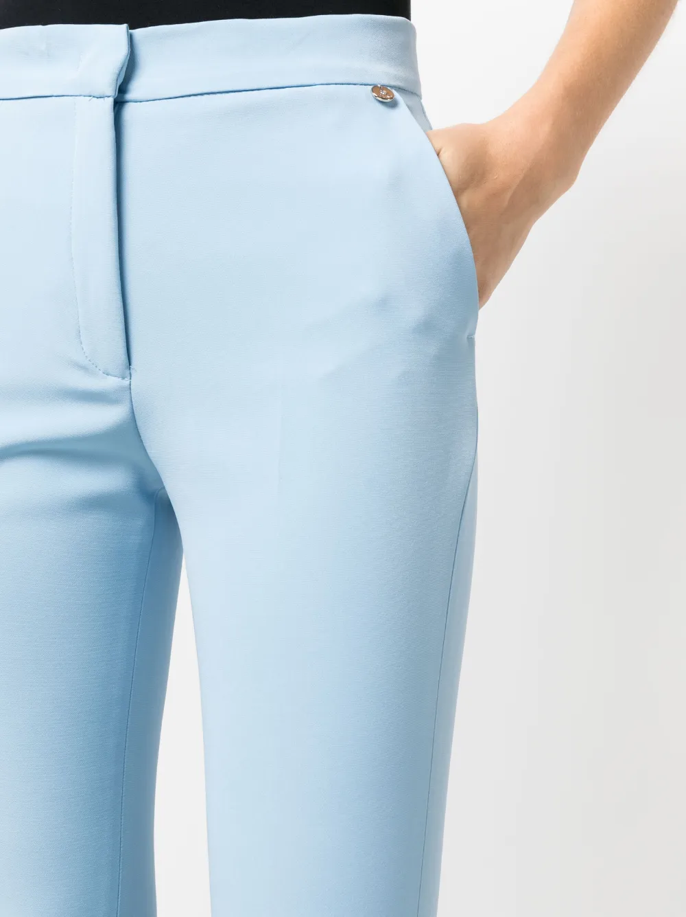 Shop Liu •jo Slim-fit Cropped Trousers In Blau