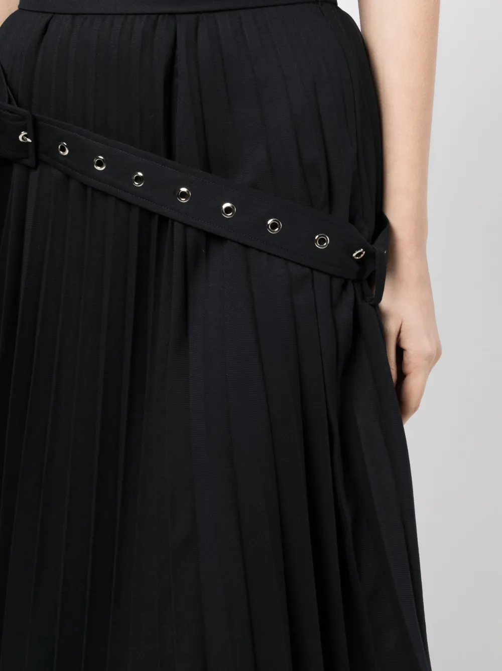 Rokh Eyelets Belt Strap Pleated Skirt In Blau