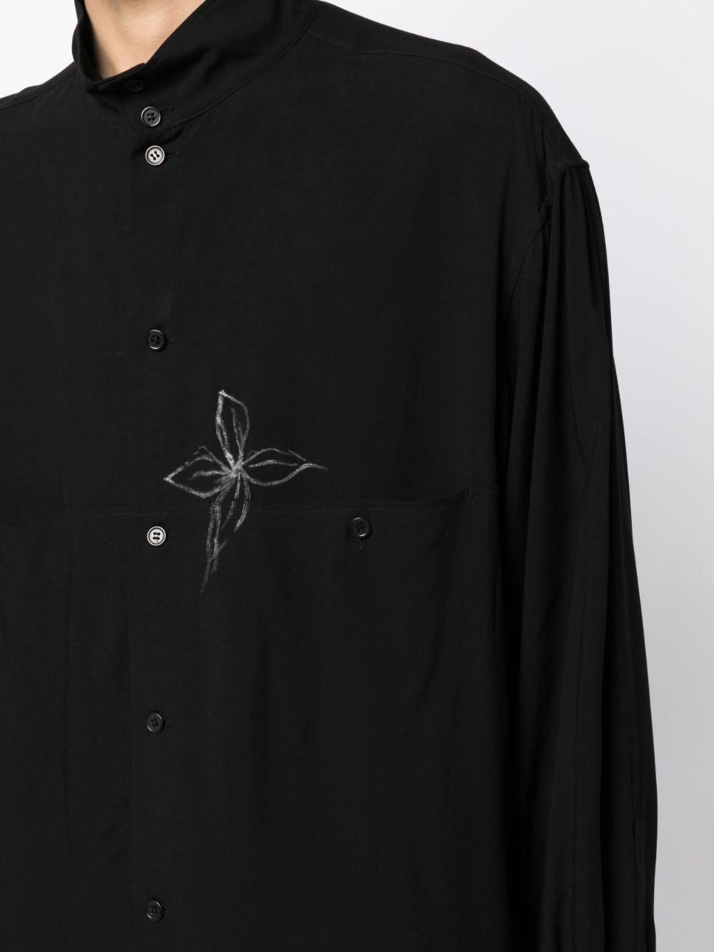 Shop Yohji Yamamoto Flower-doodle Long Shirt In Schwarz