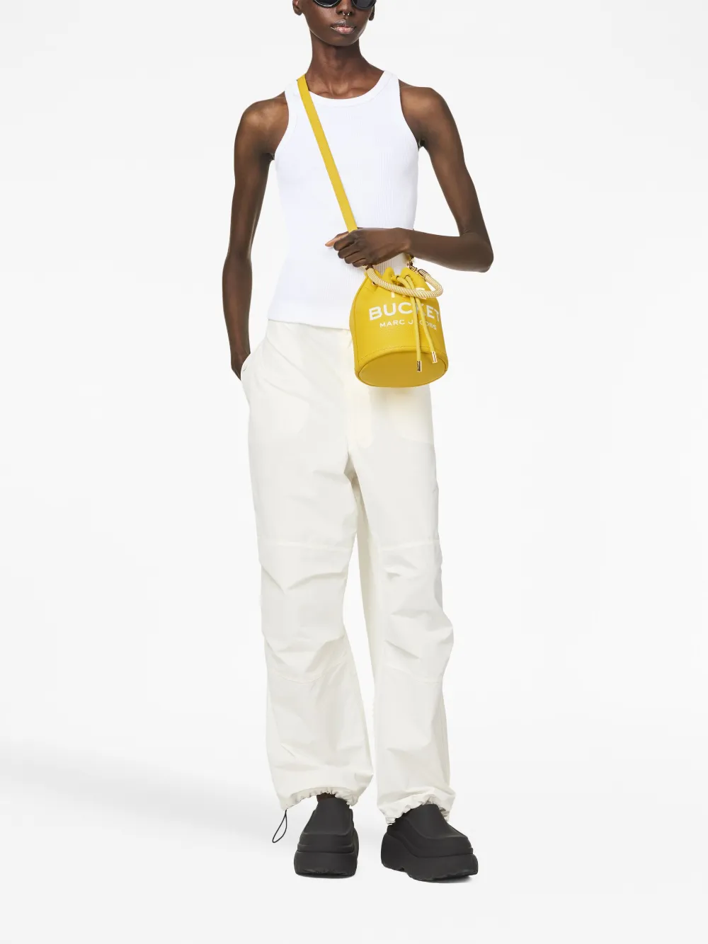 Marc Jacobs The Leather Bucket Bag - Geel