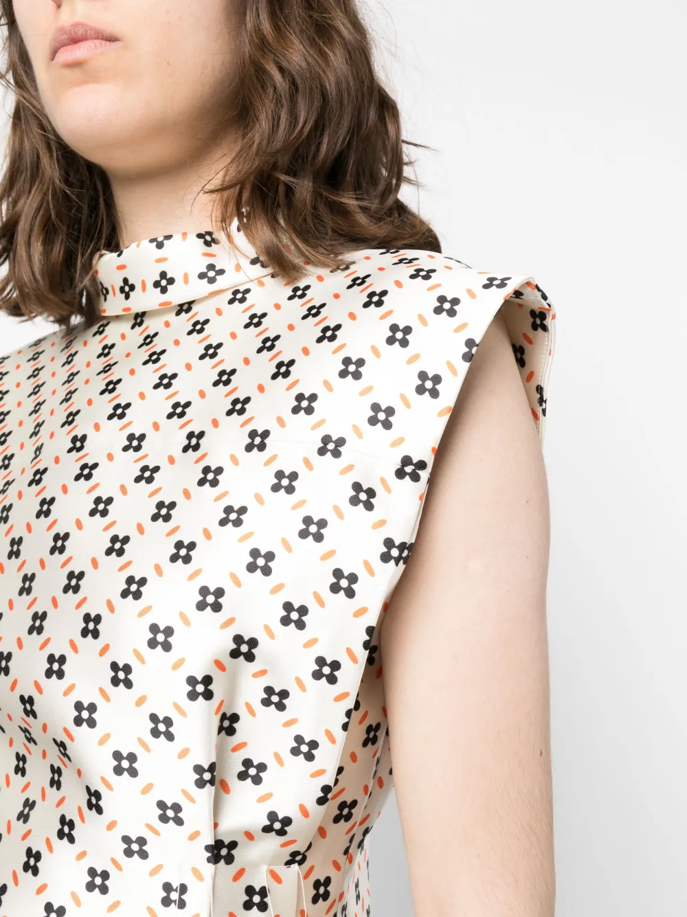 floral-print sleeveless blouse