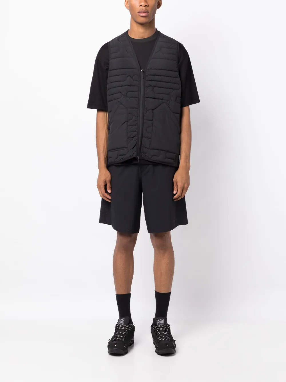 Moncler logo-print zipped-pocket shorts - Zwart