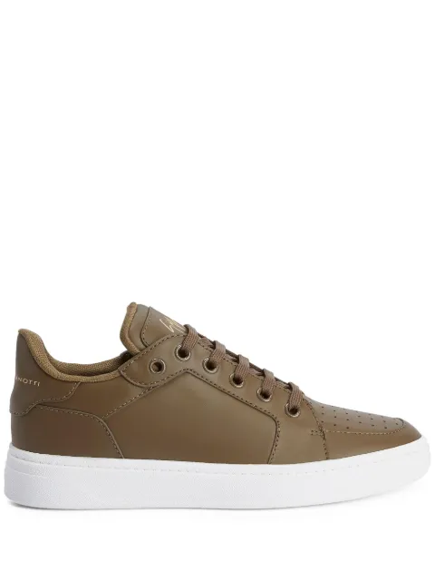 Giuseppe Zanotti tenis con agujetas