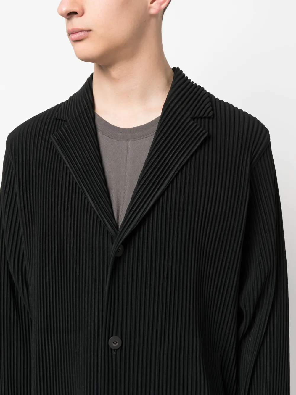 ISSEY MIYAKE PLISSÉ SINGLE-BREASTED COAT