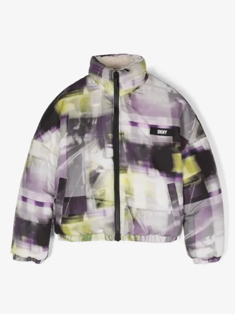 Dkny Kids chamarra capitonada con estampado abstracto