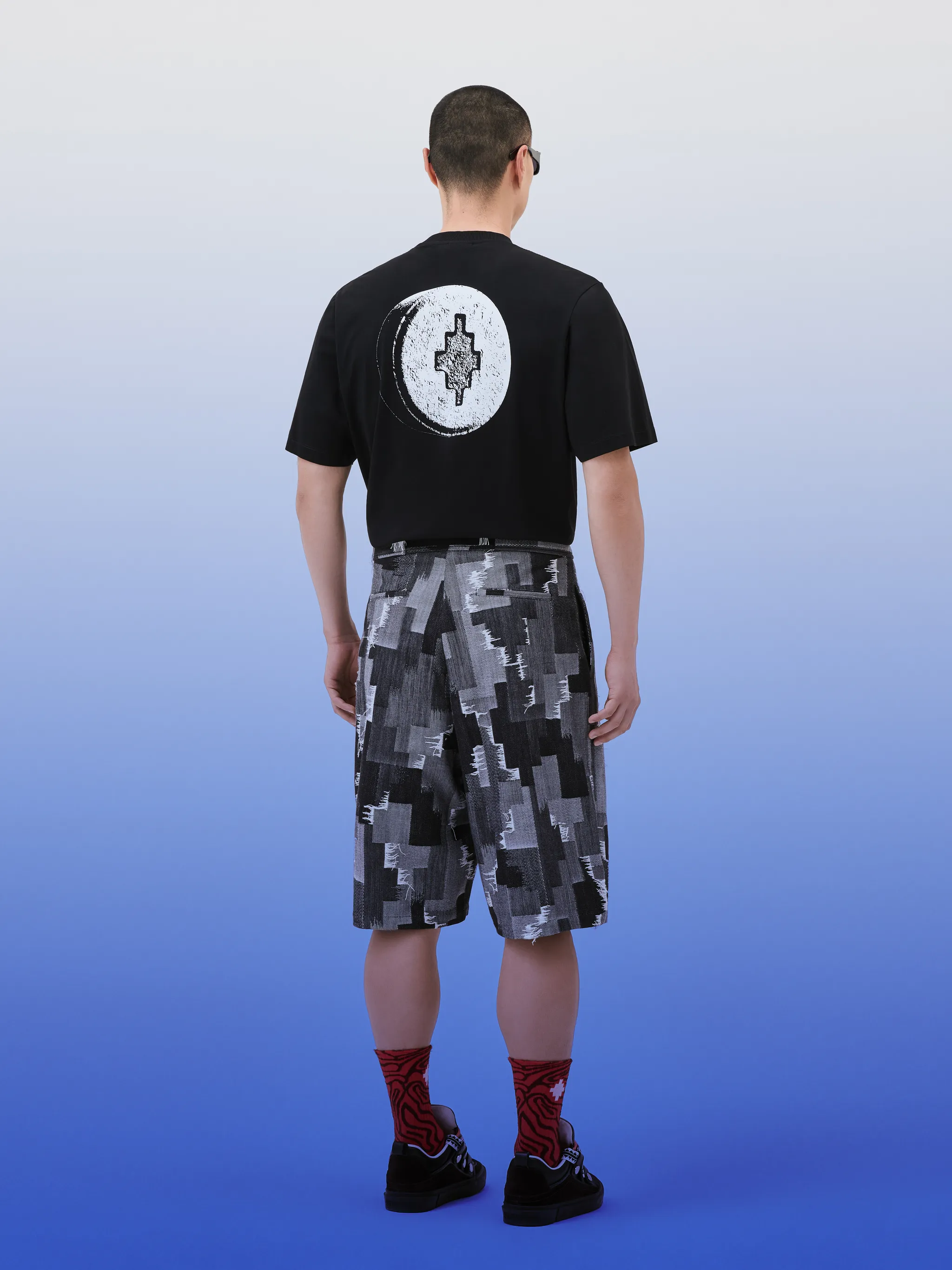 cross-print shorts from Marcelo Burlon County of Milan featuring signature Cross motif, button fastening, drawstring fastening, two rear welt pockets and black/grey.