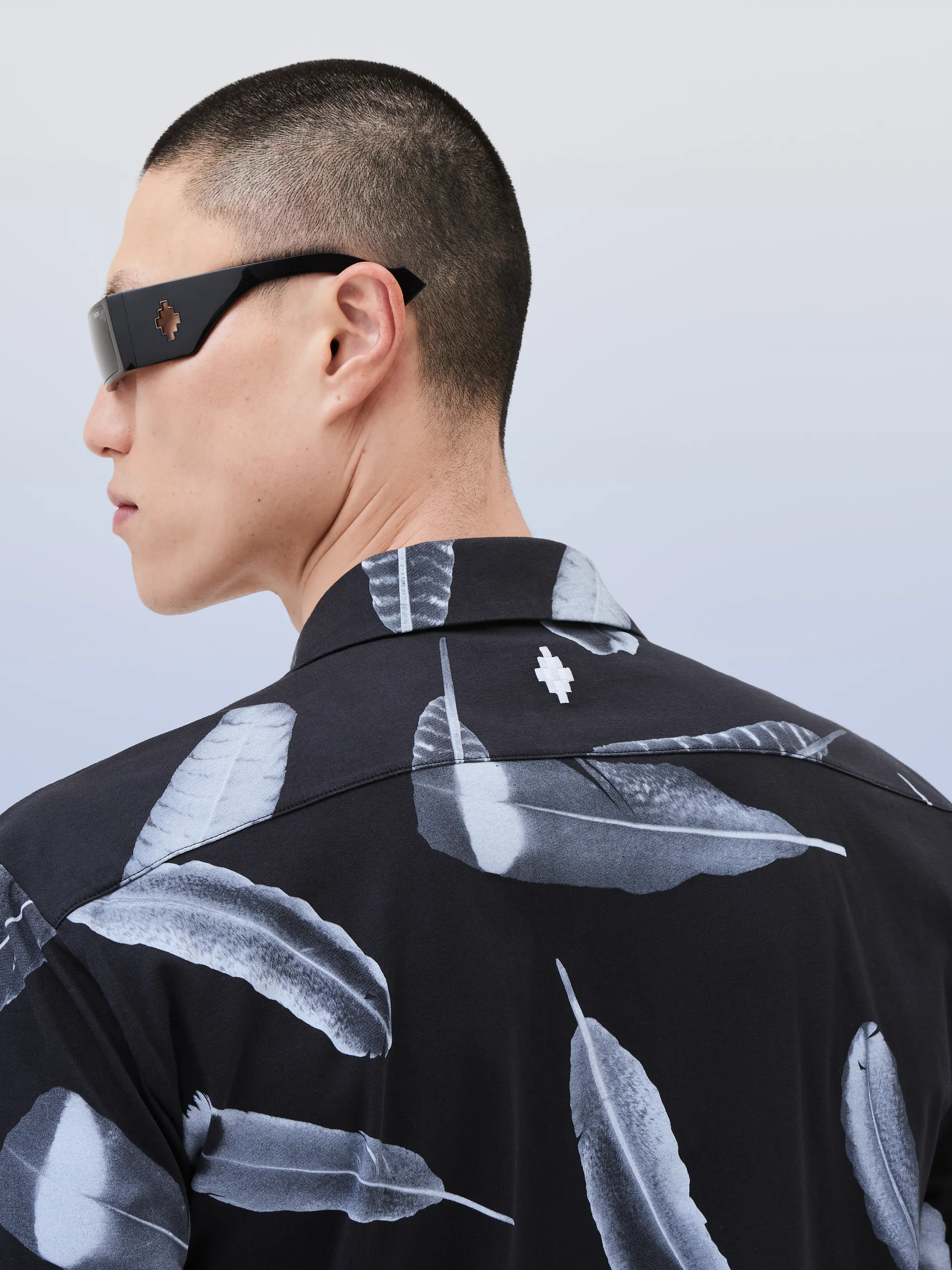 Wind Feathers-print cotton shirt from Marcelo Burlon County of Milan featuring black/white, cotton, feather print, Cuban collar, front button fastening, short sleeves, chest patch pocket and straight hem.
